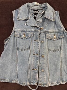 Zana di Light Wash Lace-Back Denim Vest